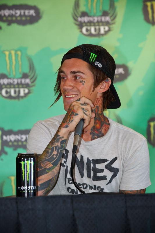 Kyle Loza 2018: Wife, tattoos, smoking & body facts - Taddlr