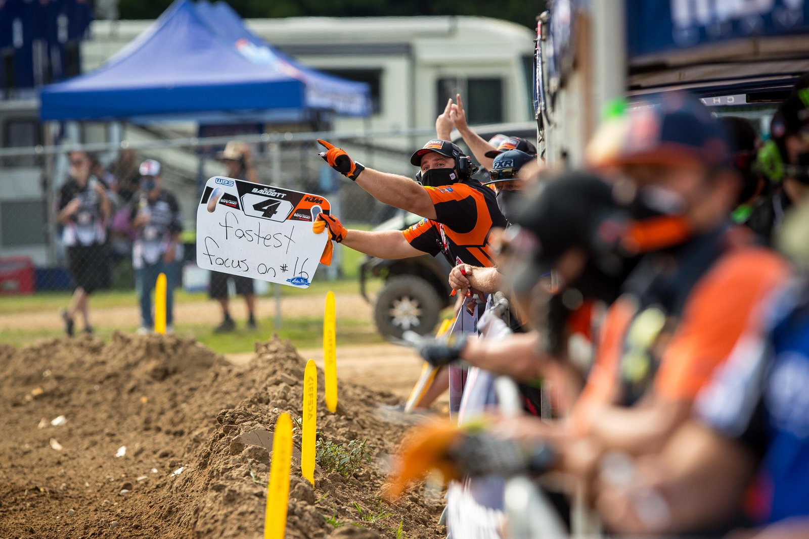 Mechanic Austin Kent giving Baggett a mid-moto message.