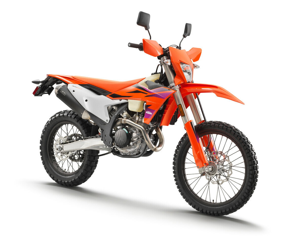 522413_500 EXC-F US front right_MY24_USA STREET LEGAL-1