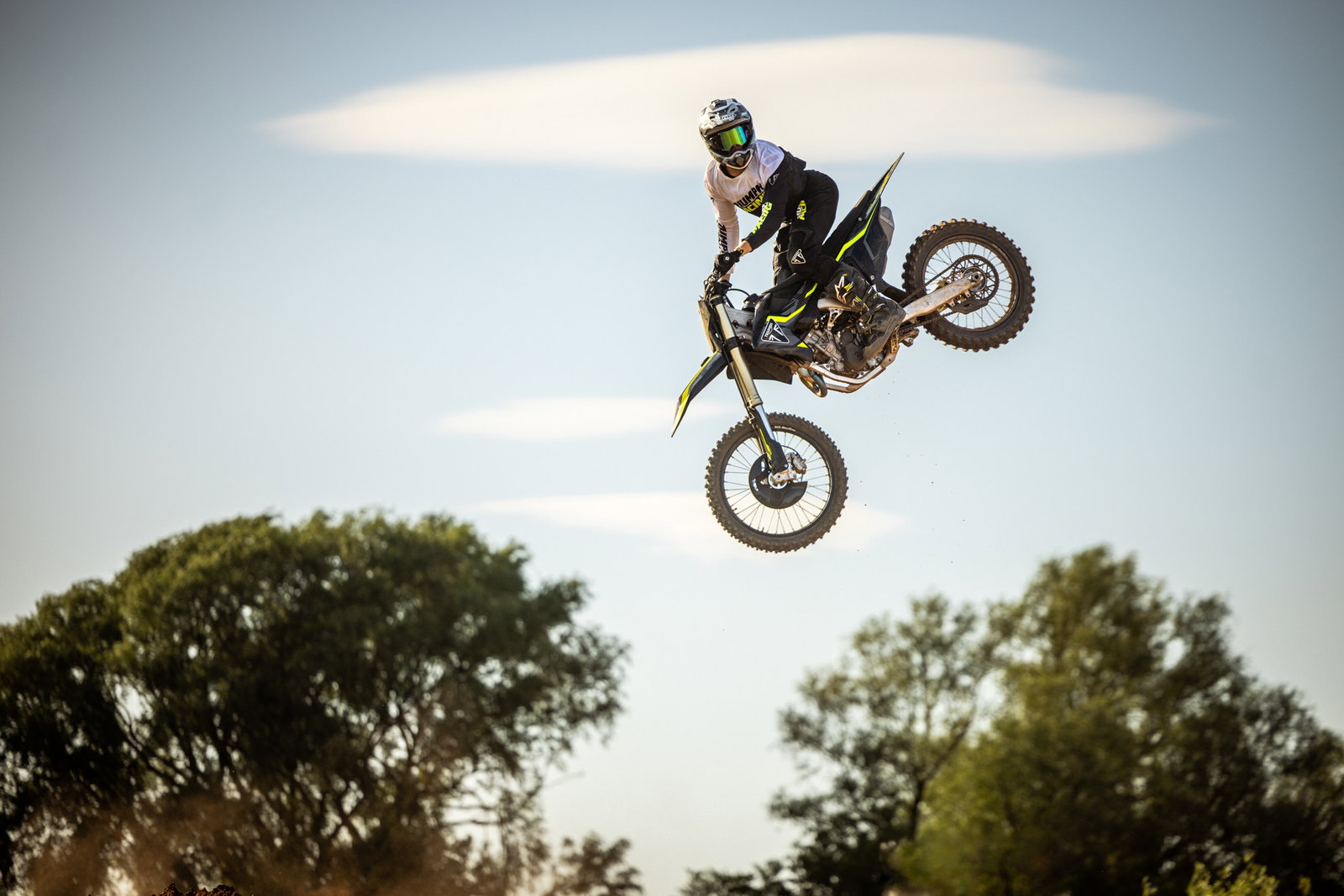 TF250X_ACTION_MY27-27