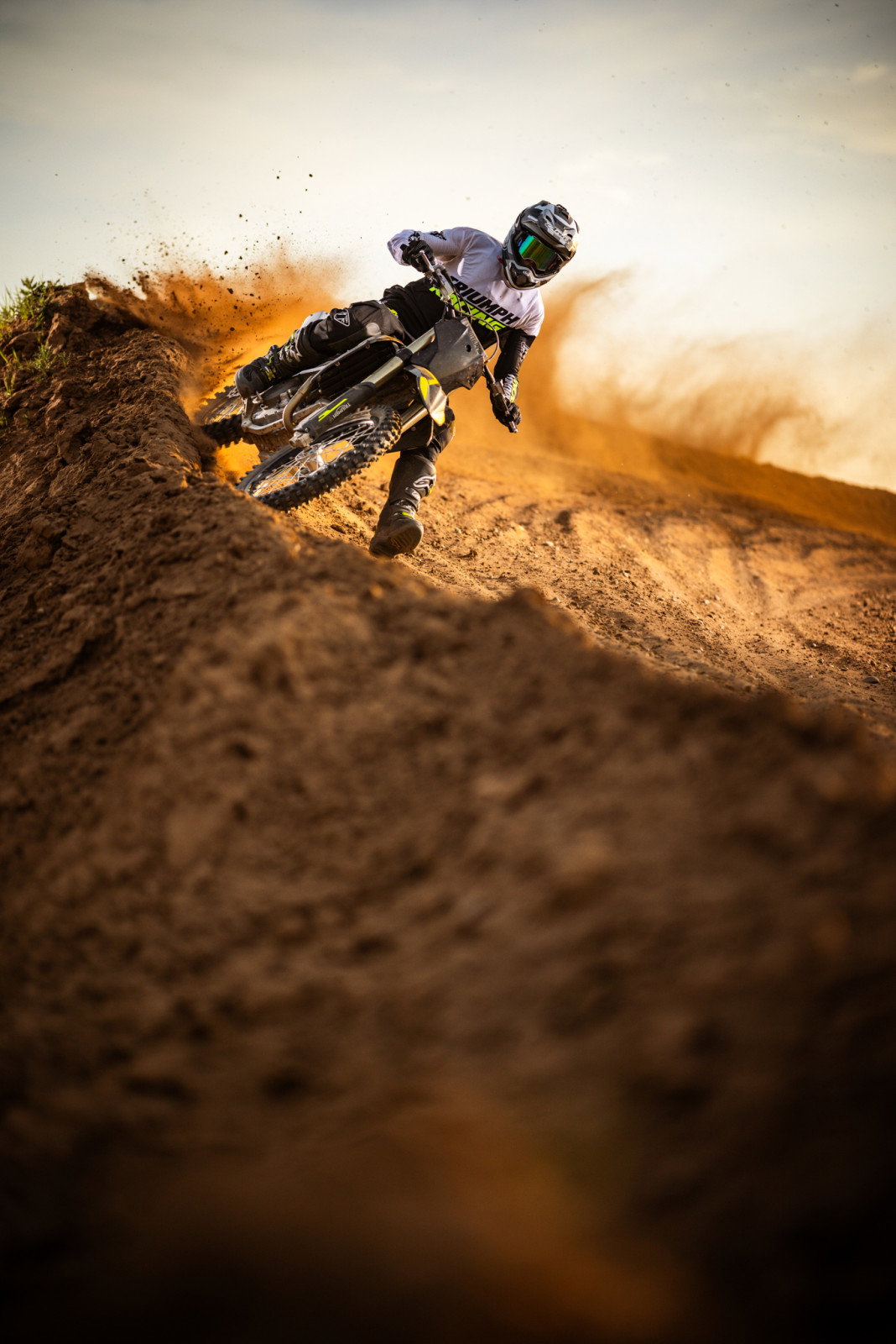 TF250X_ACTION_MY27-8