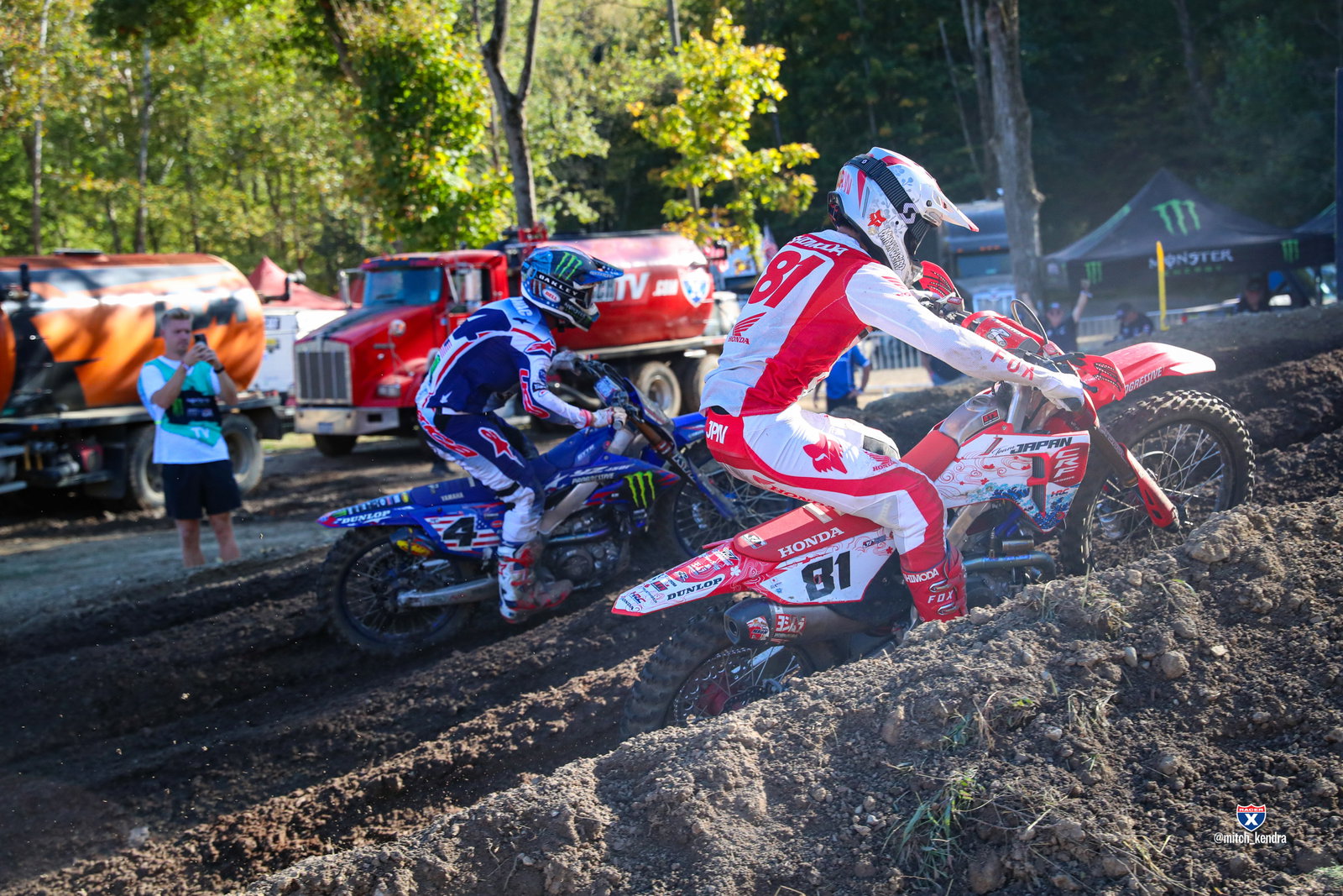 Shimoda battling Tomac.