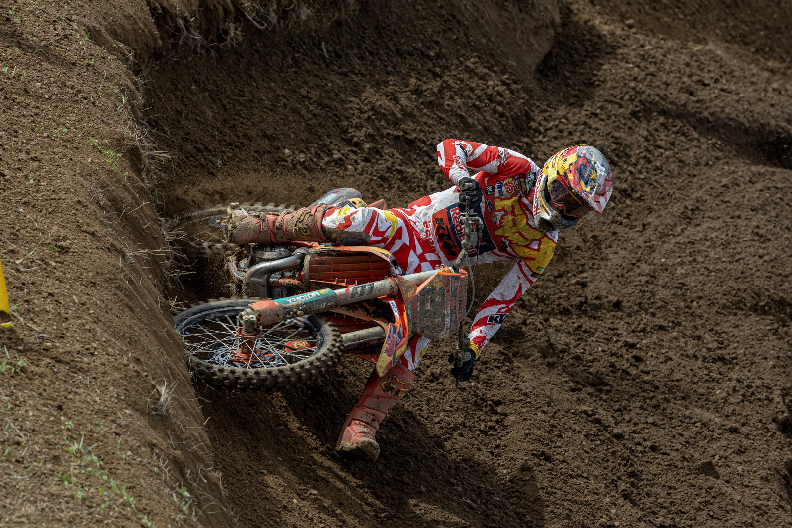 Jorge Prado was leading but tipped over, giving Febvre the lead. He finished second.