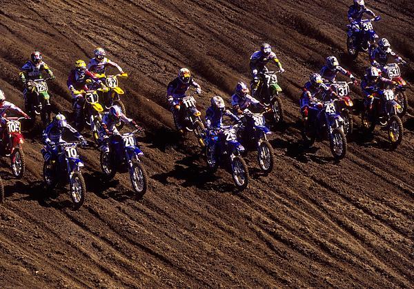 The season also marked the debut of Yamaha's YZ250F. As you can see here, the blue bikes were pretty fast off the start!