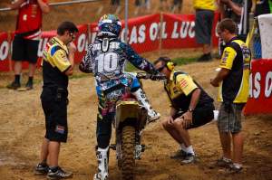 How many mechanics does it take to change a light bulb? Why does Ryan Dungey's bike need a new light bulb?