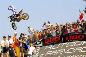 Paulin celebrates his second-moto victory, and the fact that France took over the lead on paper.