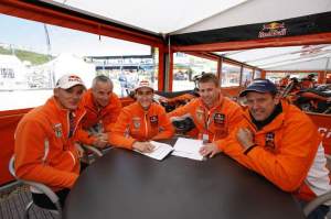 Marvin Musquin signs his 2011-12 contract to race the AMA circuit with help from KTM's Stefan Everts, Pit Beirer, and Heinz Kinigadner. 