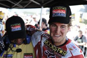 Ryan Dungey celebrates his fourth-straight win with mechanic Mike Gosselaar.