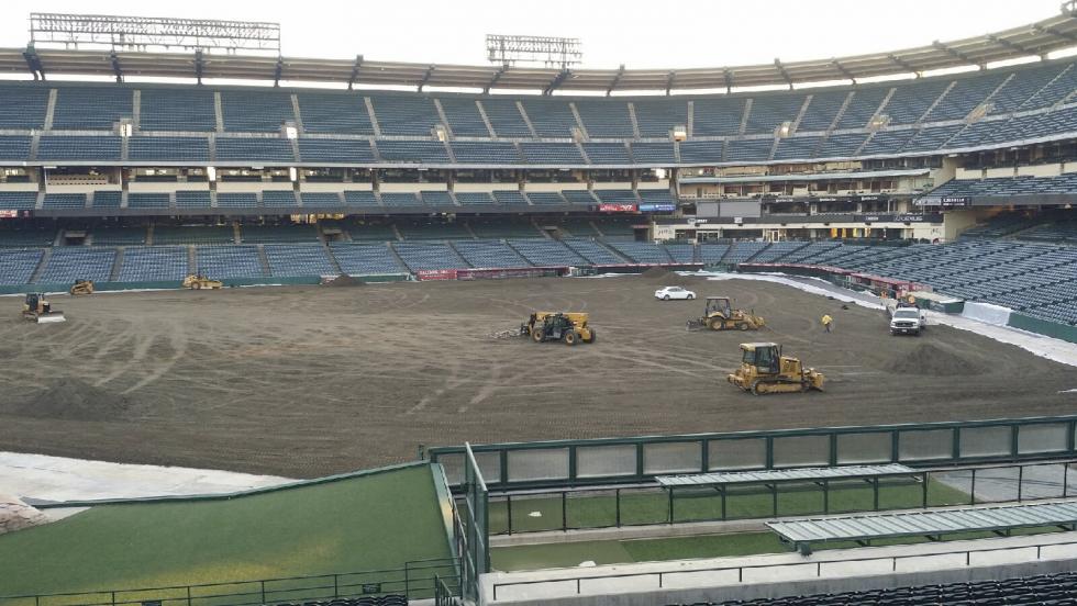 The Dirt Wurx crew and Feld Motor Sports folks are all on site out at Anaheim getting the joint ready for racing.