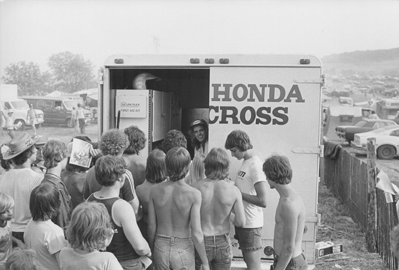 A crowd surrounds Smith at the Mid-Ohio Grand Prix.