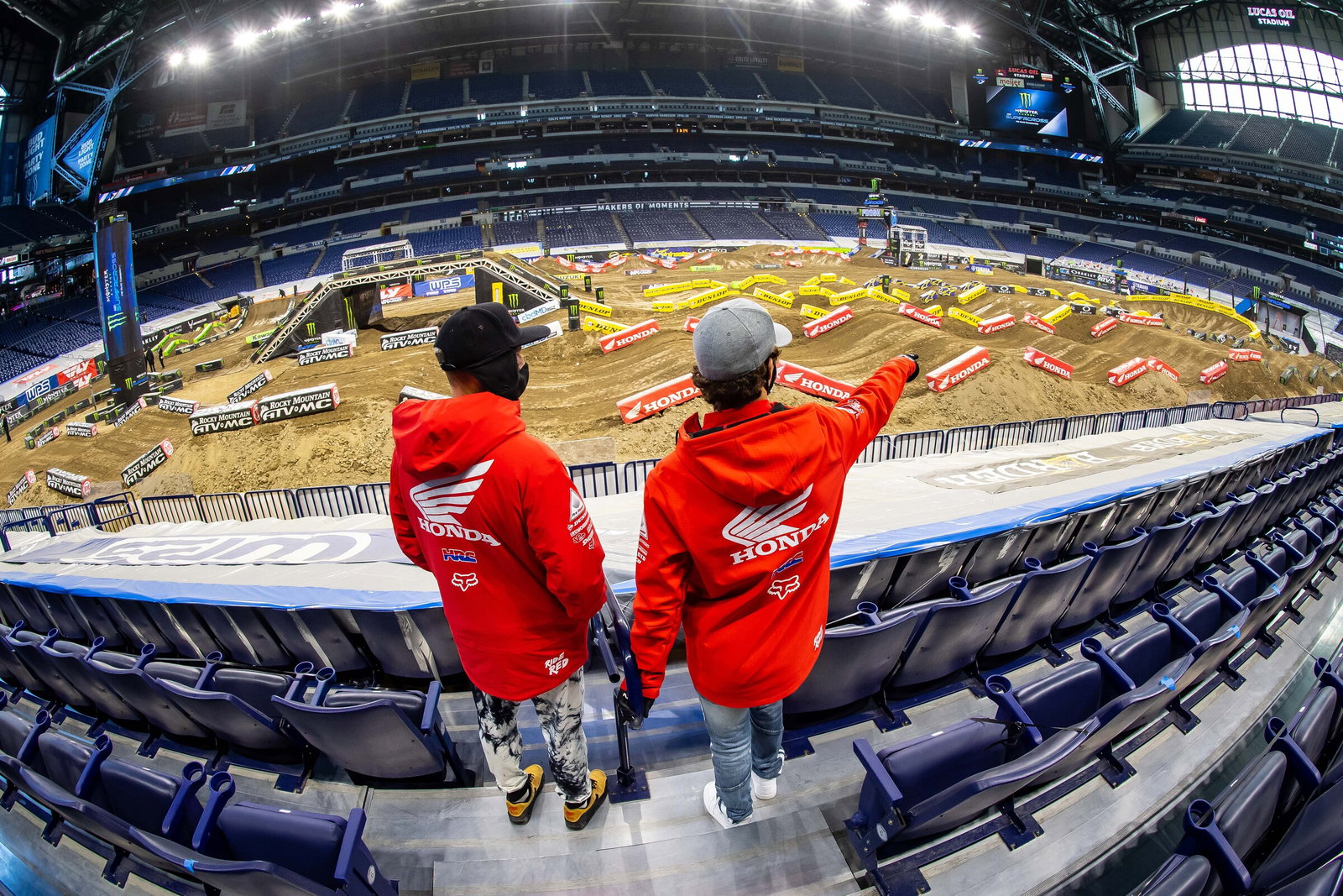 Roczen and Jettson have a look.