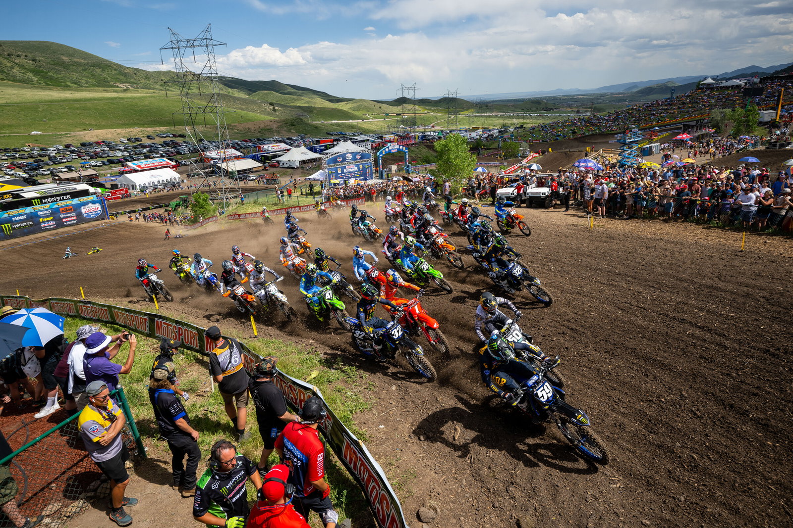 Kitchen leading the field into the first turn.