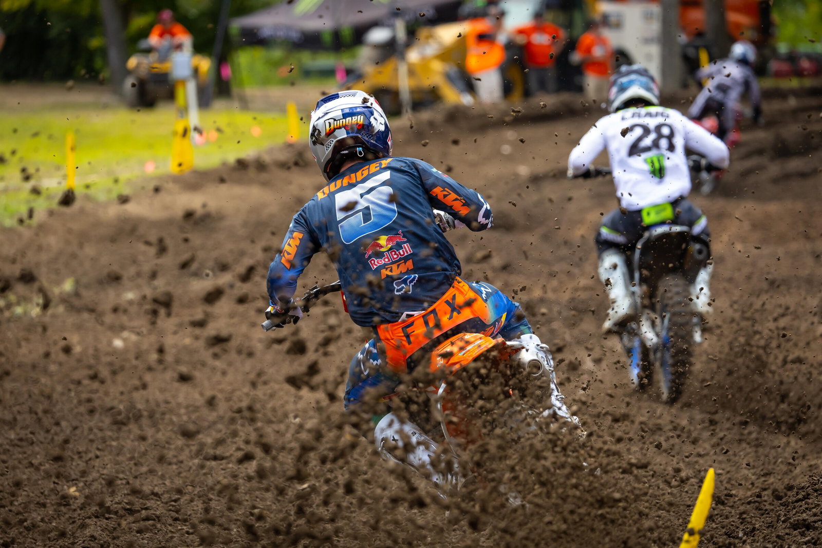 Ryan Dungey chasing Christian Craig at the 2022 Ironman National.