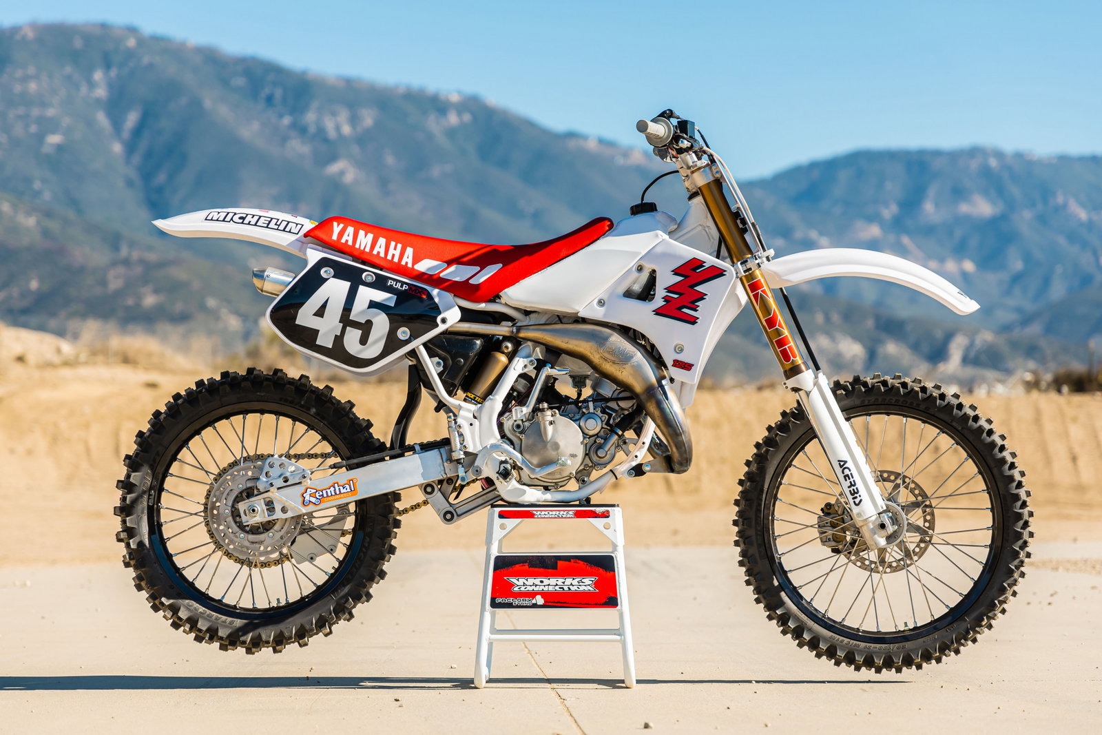 Video: Damon Bradshaw Retro Replica 1990 Yamaha YZ125 - Racer X