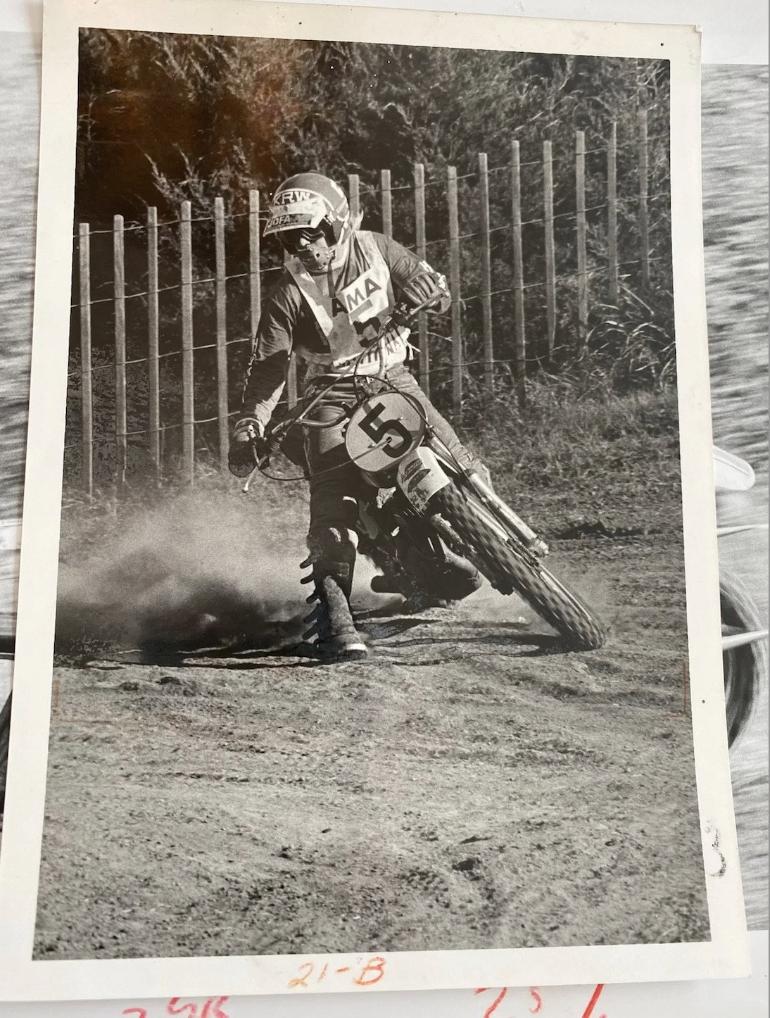 Illinois&rsquo; Mark Barnett on the way to his 1975 AMA title in Pittsburg, Kansas.