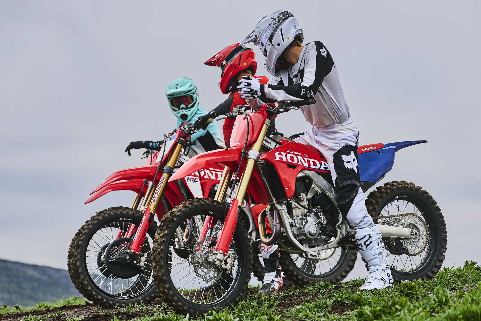 CRF450R_CRF250R_CRF250RWE_GROUP_MY27_30485_rt_highres